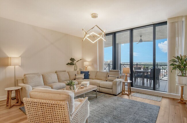 Building Photo - Short term ONLY Amazing 2/2 condo in the heart of downtown Sarasota with Bay View!