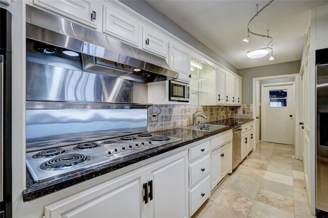 Building Photo - 6325 Glenbrook Ct