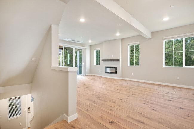 Building Photo - NEW Bothell Townhome | 4 Bedroom | $3490