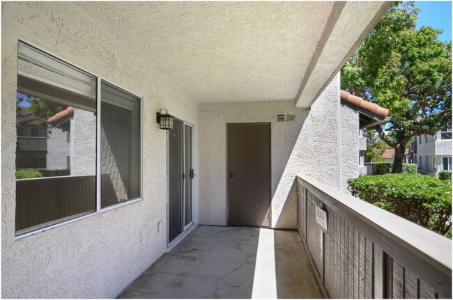 Building Photo - 1 Bedroom Condo - Ritz Pointe!