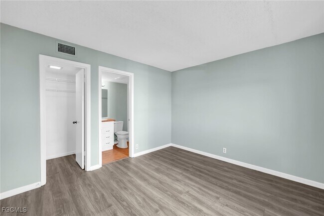 Building Photo - 2885 Palm Beach Blvd