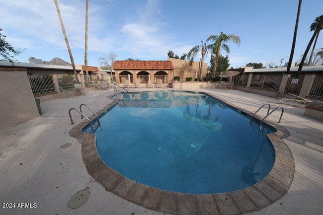 Building Photo - 1320 E Bethany Home Rd