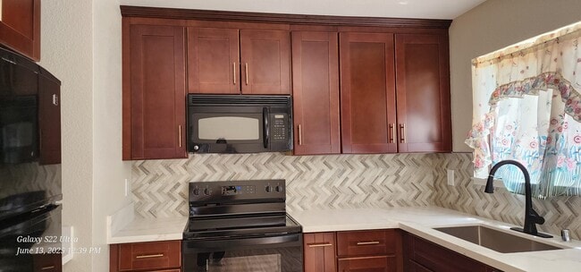 New remodel kitchen with new appliances - 34752 Hemet Common