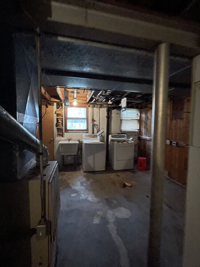 Building Photo - 2 Bedroom Ranch For Rent - Outer Comstock ...