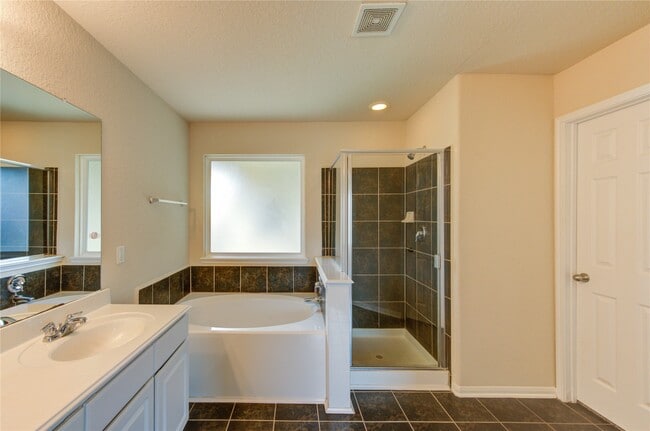 Building Photo - 14839 Fir Knoll Way