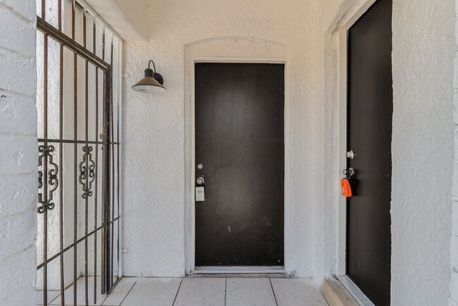 Building Photo - 1/2 MONTH FREE RENT MOVE IN SPECIAL!!! Brand new remodeled in the heart of downtown PHX