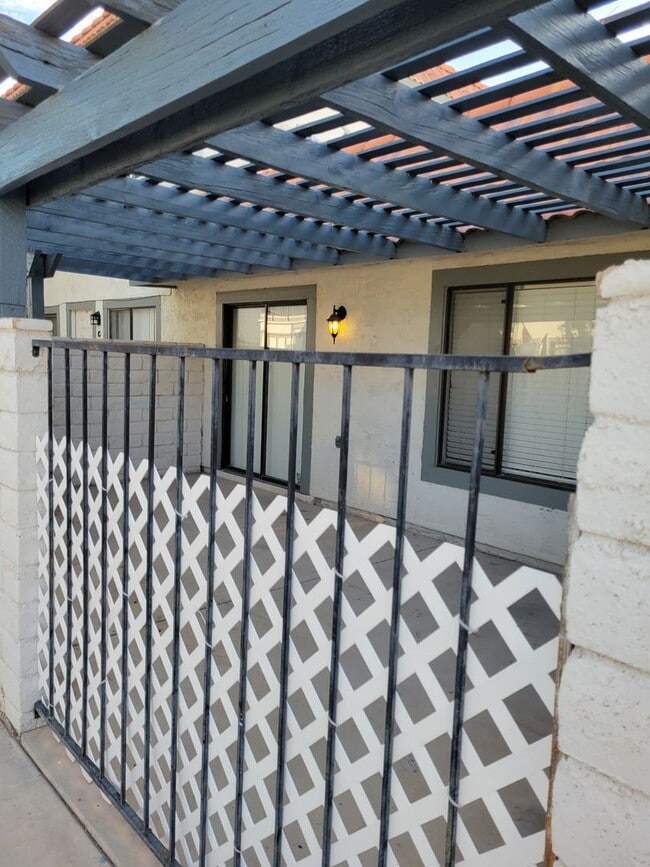 Building Photo - Rent Ready Single Story Townhome 3/2/ with 2 car