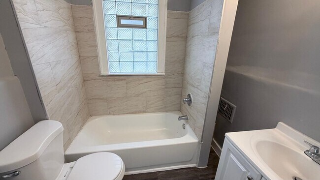 Building Photo - 4667 Beniteau St