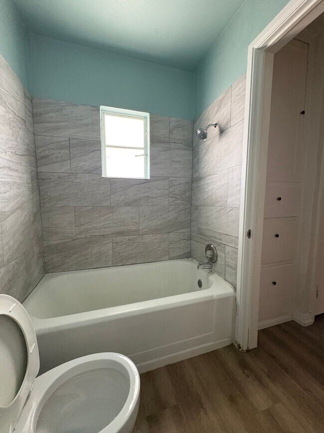 Building Photo - 39-43 W 880 N