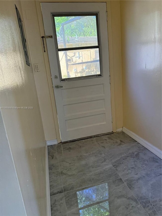 Building Photo - 290 NE 154th St