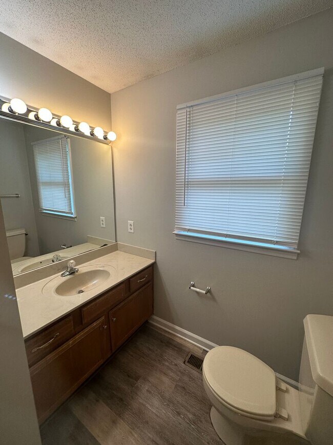 Building Photo - Cute 2 Bed 2.5 Bath House Near MTSU!