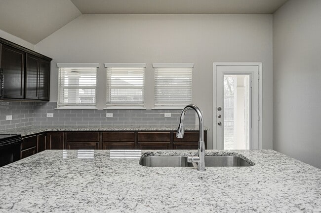 Building Photo - 623 Hollyhock Dr