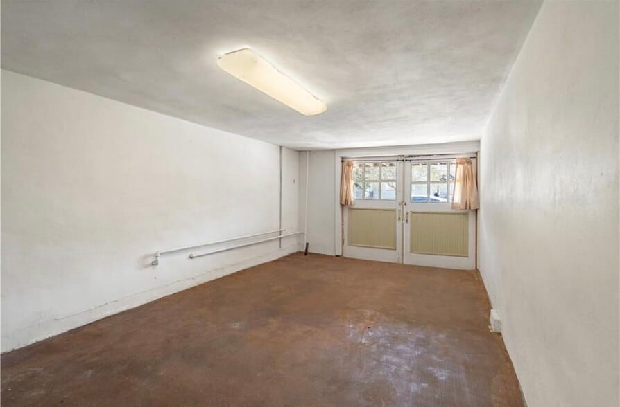 Building Photo - 5815 S Robertson St