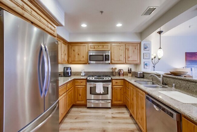 Building Photo - Steps From The Beach w/ All Utilities Included Available Jan - May 2025