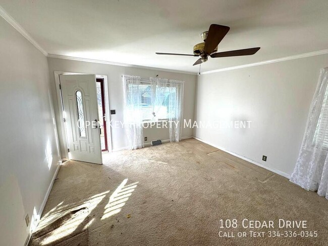 Building Photo - Charming and spacious 3-bedroom, 2-bath ho...