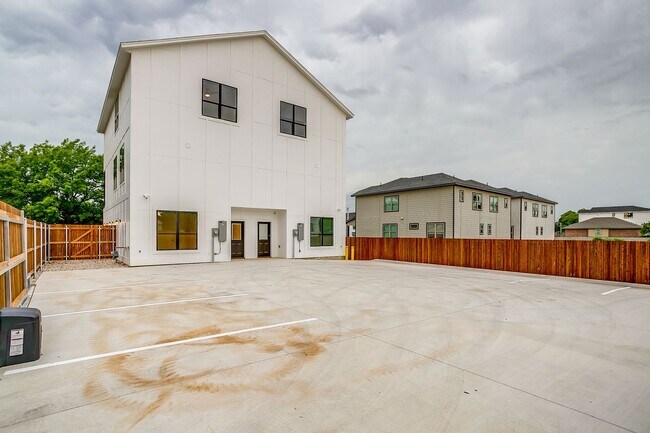 Building Photo - 2843 Forest Park Blvd