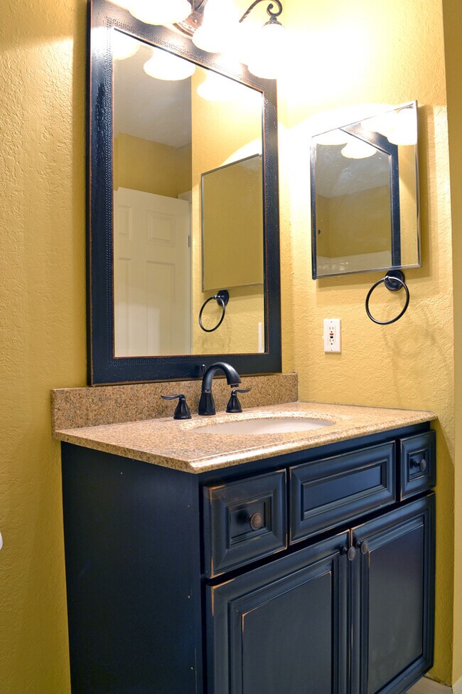 Building Photo - Luxury 3 bedroom 2 bath condo in Lakewood Ranch