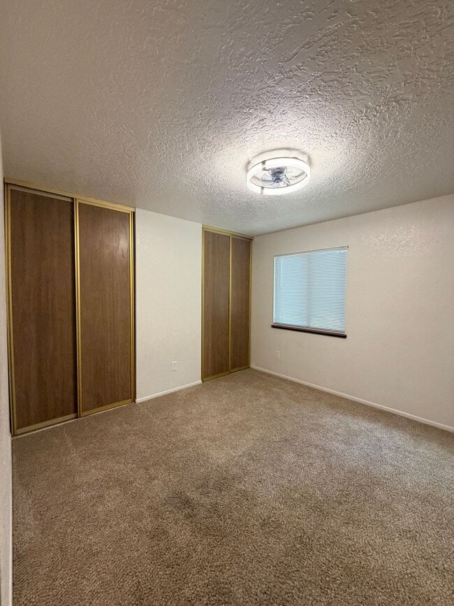 Building Photo - 3 Bedroom Townhouse