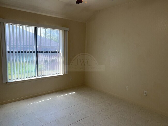 Building Photo - 1204 Nicholas Cir