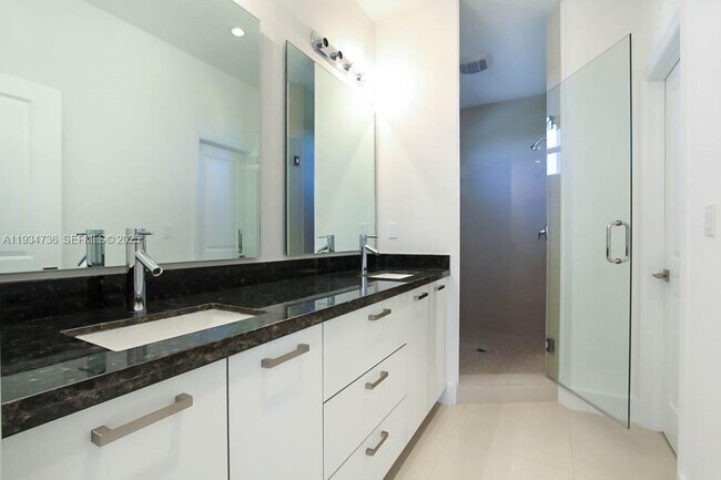 Building Photo - 15670 SW 11th Terrace