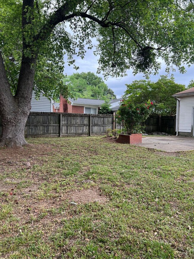 Building Photo - 223 Larissa Dr