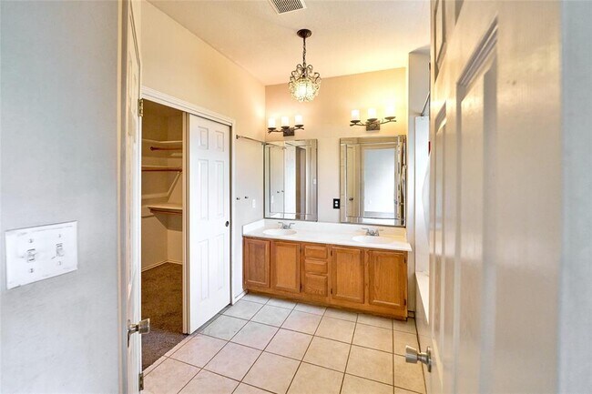 Building Photo - 2712 Settlement Dr