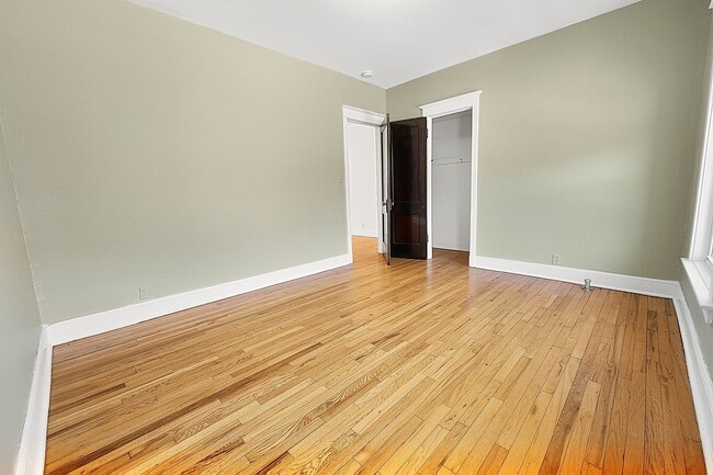 Building Photo - Large 3-bed/1-bath Apartment in the Heart of Rogers Park!