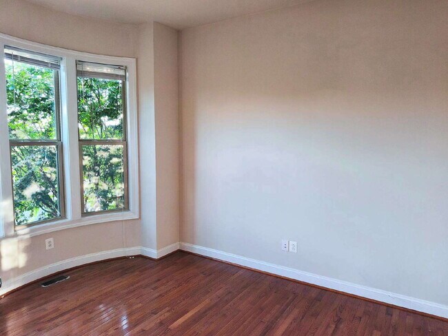 Building Photo - Luxurious Single-Family Home in Vibrant One Loudoun!