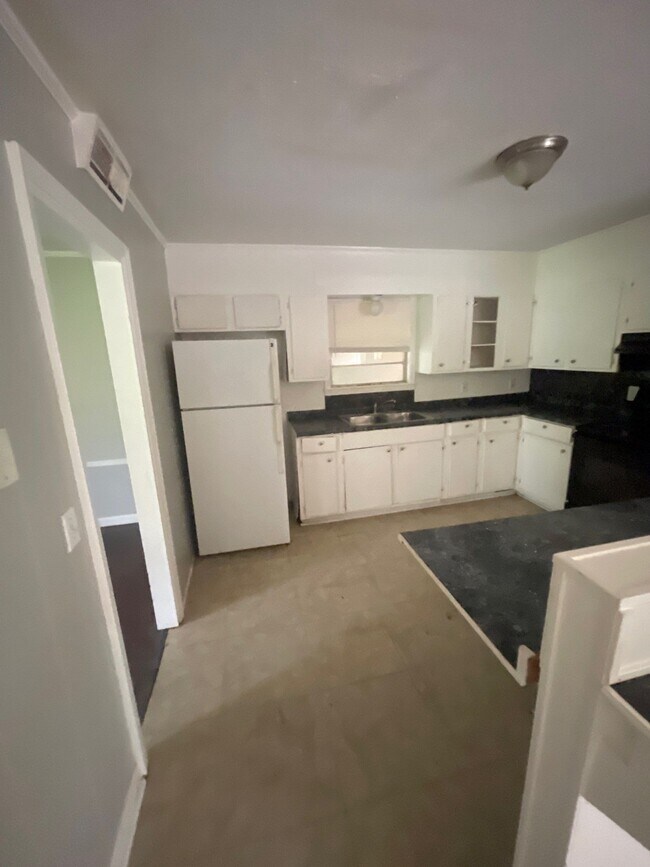 Building Photo - 2718 E Benwood Dr