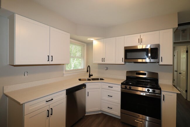 Building Photo - 155 Delmont Dr