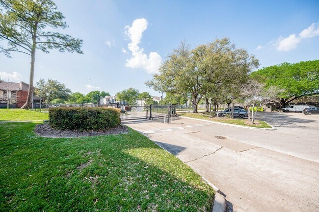 Building Photo - 3085 Walnut Bend Ln