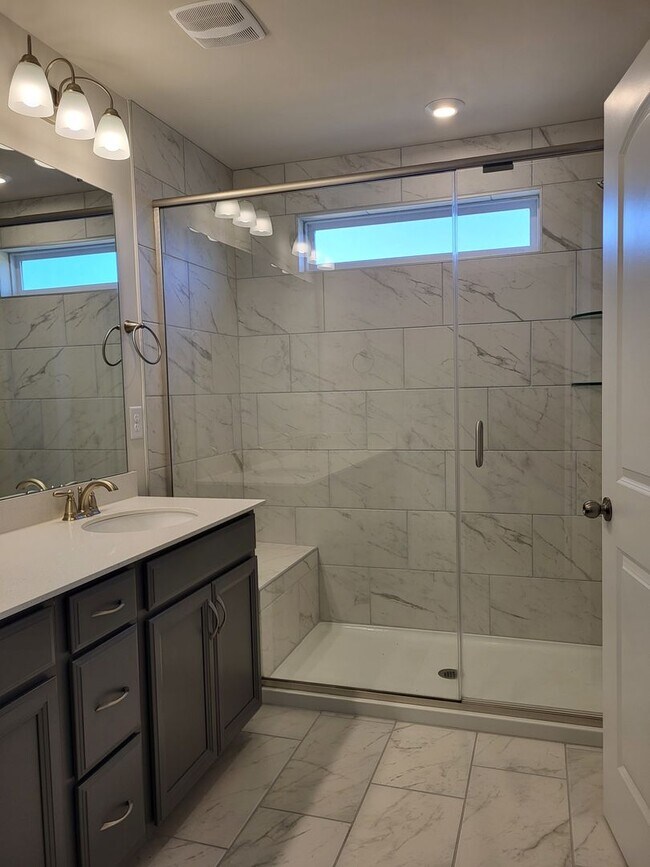 Building Photo - 4 Bedroom townhouse in Davidson