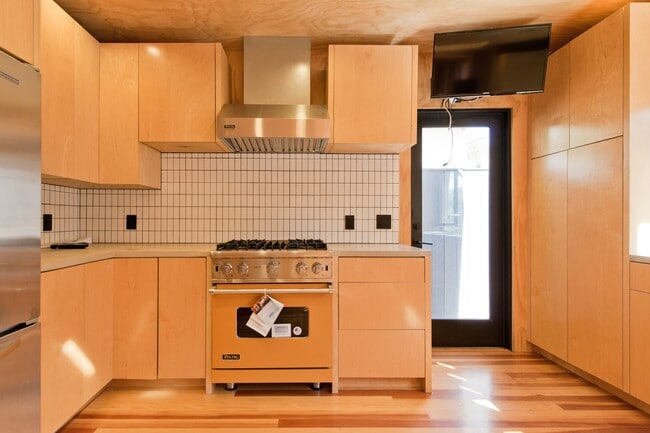 Building Photo - 2460 Beverley Ave