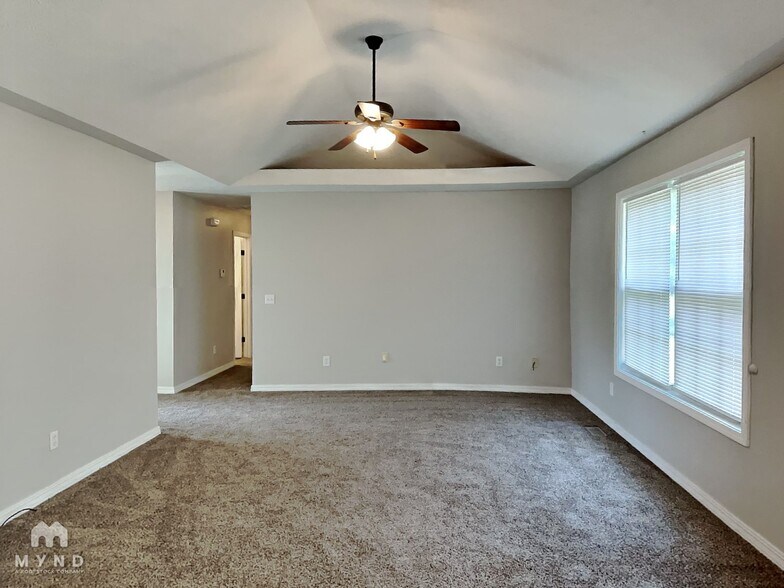 Building Photo - 624 S Mahn Ave