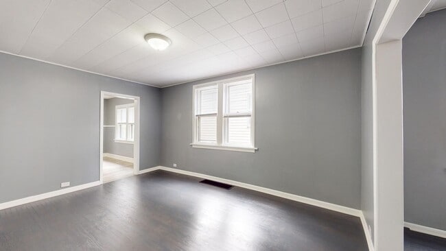 Building Photo - ** AVAILABLE OCTOBER 2025 *** Old Brooklyn...