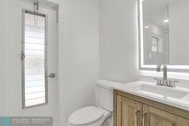 Building Photo - 161 SW 75th Ave