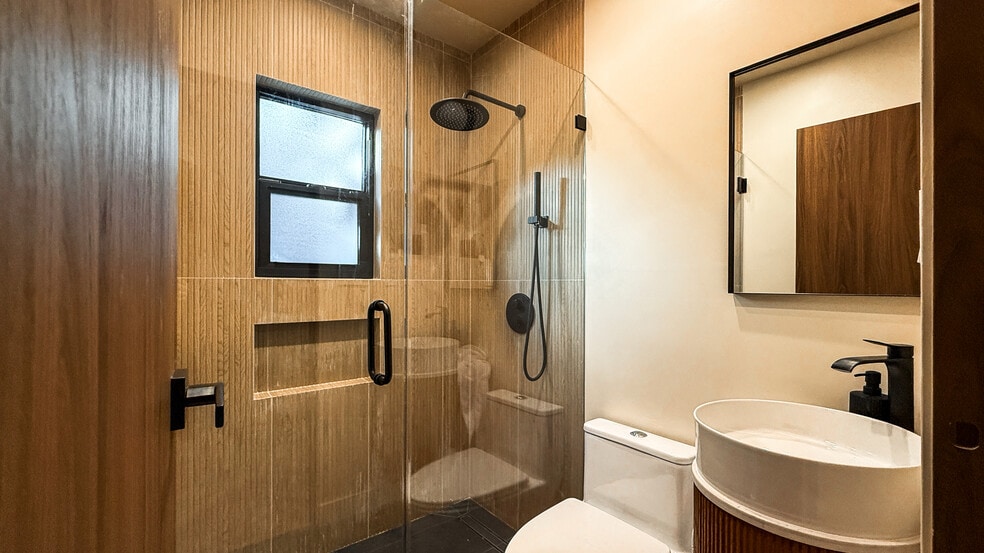 Bedroom C & D Shared Bathroom - 5323 Monterey Rd