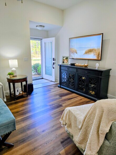 Family Room and Entry - 6661 Water St