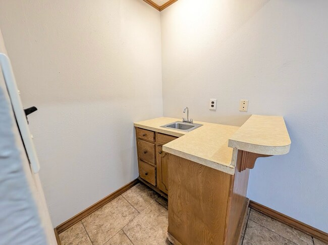 Building Photo - 20 Fernwood Dr