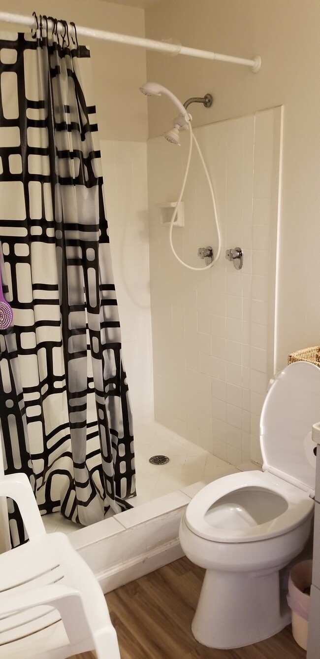 Building Photo - 425 Ena Rd