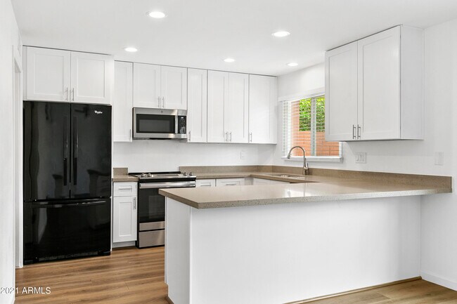 Building Photo - 2954 E Clarendon Ave