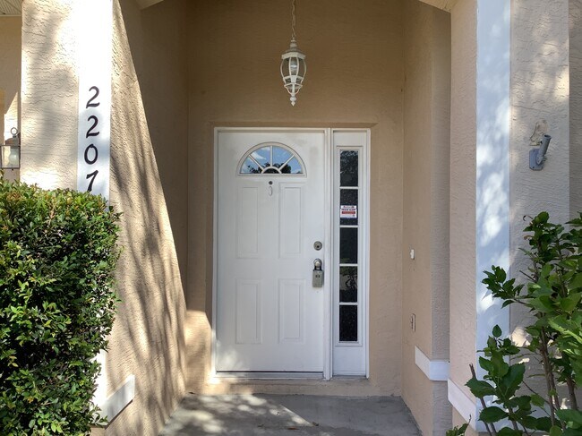 Building Photo - 2207 Golden Ivy Way