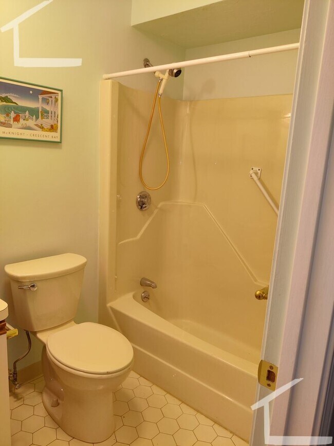 Building Photo - Great Condo-Style 2.5 bedroom Available Feb 1, 2026