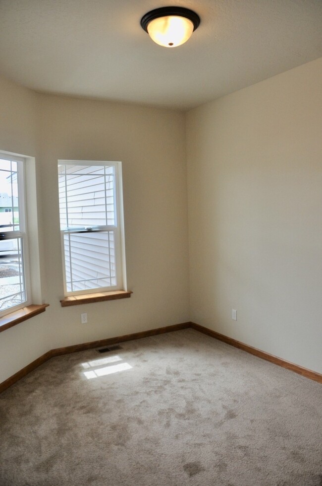 Building Photo - 3 bed 2 bath Crown Pointe Neighborhood wit...
