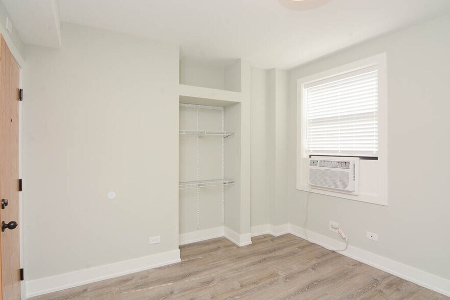 Building Photo - 510 W Belmont Ave