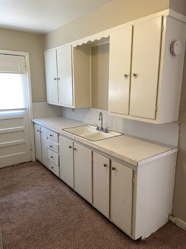 Building Photo - Cute & Cozy Two Bedroom Close to Clapp Park!