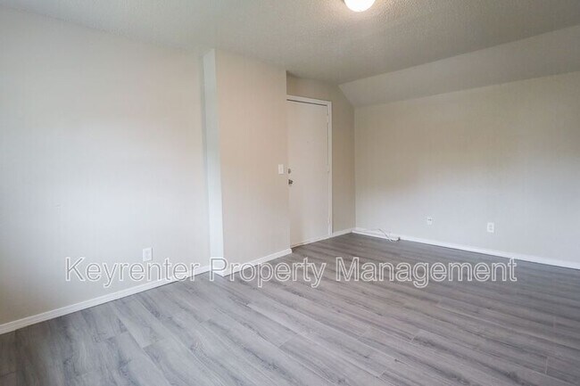 Building Photo - 405 S Maple St