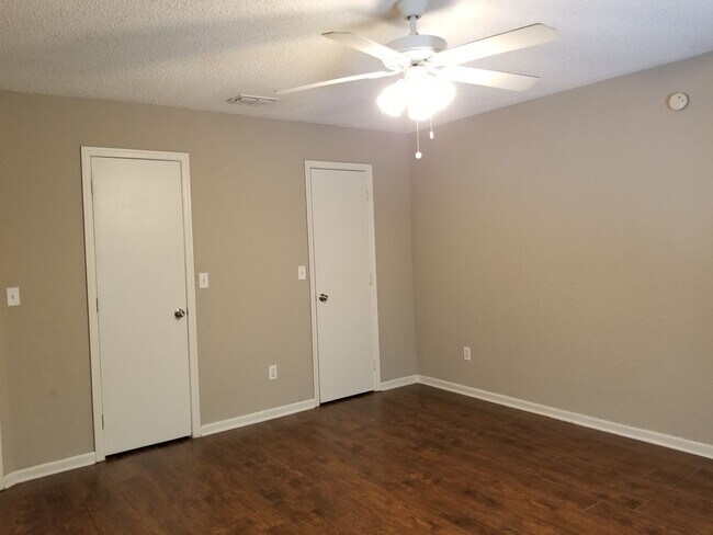 Building Photo - 3 Bed 1 Bath Home