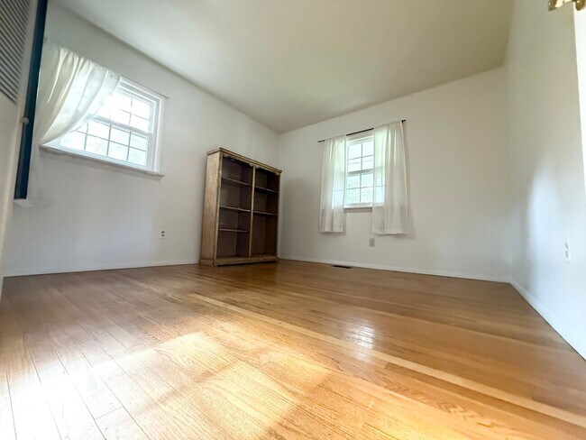 Building Photo - AVAILABLE NOW AUGUST 2025.  MONTHLY RENT I...
