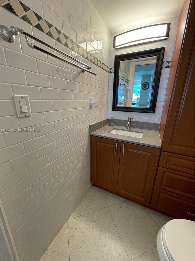 Building Photo - 2655 Collins Ave